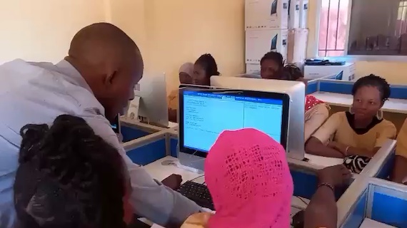 Daytocode Guinea Coordinator helping Koumandjan Middle School students
